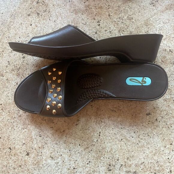 OKA-B Brown Wedge Sandals With Gold Tone Front Accents Size Medium - Picture 2 of 7